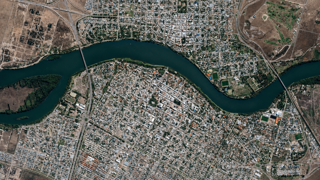 Foto aérea del río Negro y las ciudades de Viedma y Patagones,